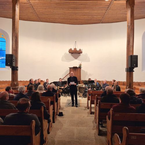 14 janvier 2024 à Chêne-Paquier : Michel Burnand présente le concert (Photo : M. Rey)